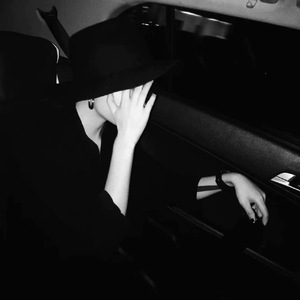 小学六年级女生蹭桌角
