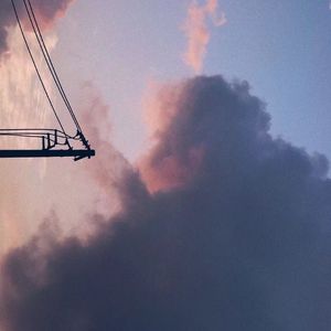 小学六年级女生蹭桌角
